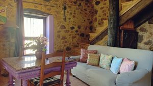 salón de nuestro casillón 2, un lugar para descansar y desconectar tras larga caminata en plena naturaleza