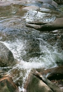 disfrutar de las piscinas naturales de aguas frescas y cristalinas