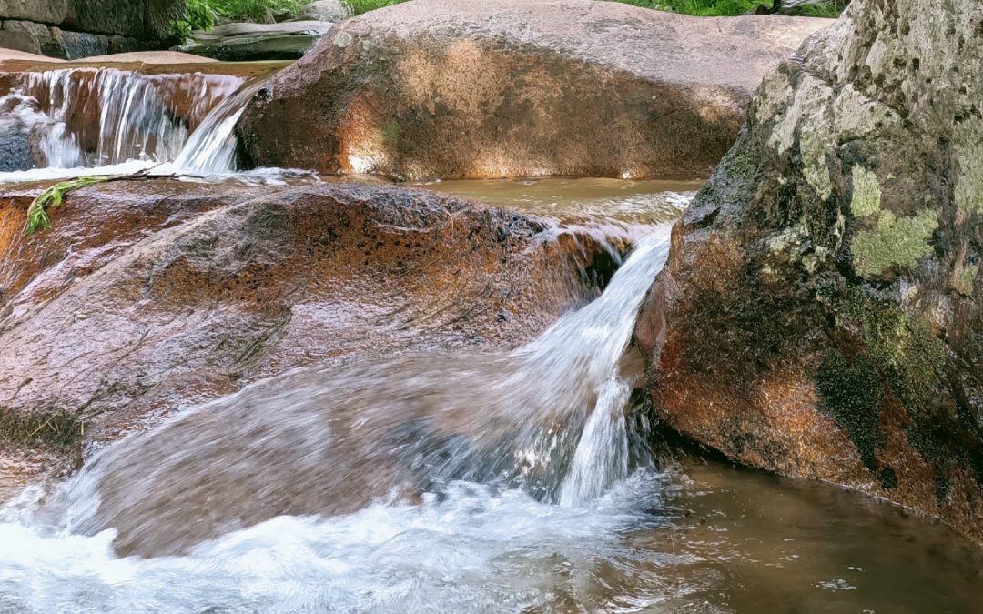 disfrutar de las piscinas naturales de aguas frescas y cristalinas